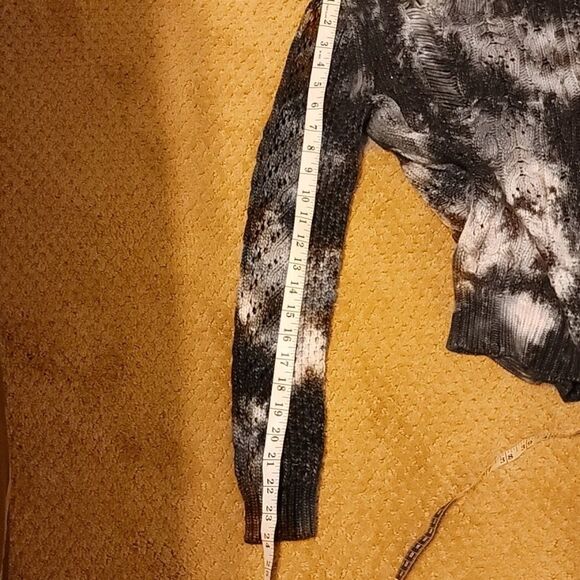 Joe's jeans camouflaged sweater size small. - Picture 5 of 7